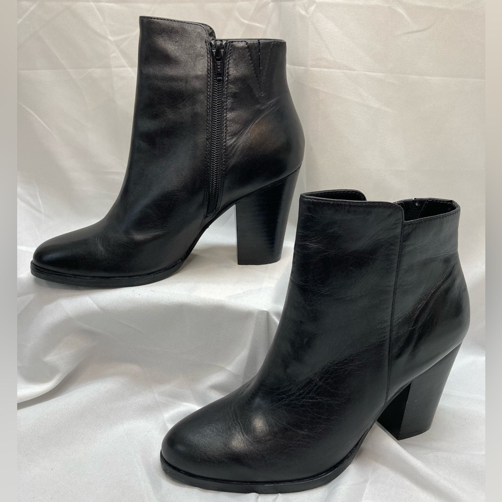 NEW le chateau Leather Zip Up Block Heel Ankle Boots Size 8 (39) Black.